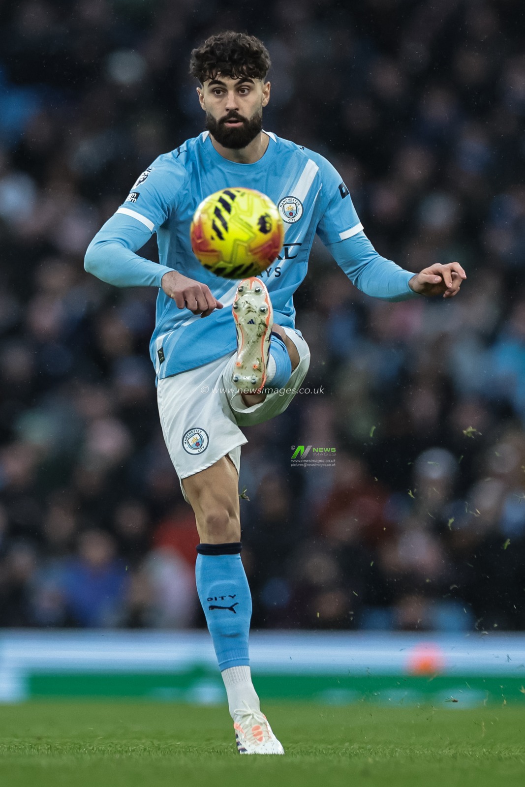 Josko Gvardiol of Manchester City controls the ball during the Premier League match Manchester City vs Sunderland at Etihad Stadium, Manchester, United Kingdom, 6th December 2025

(Photo by Mark Cosgrove/News Images)

*** GER AUT SUI OUT ***