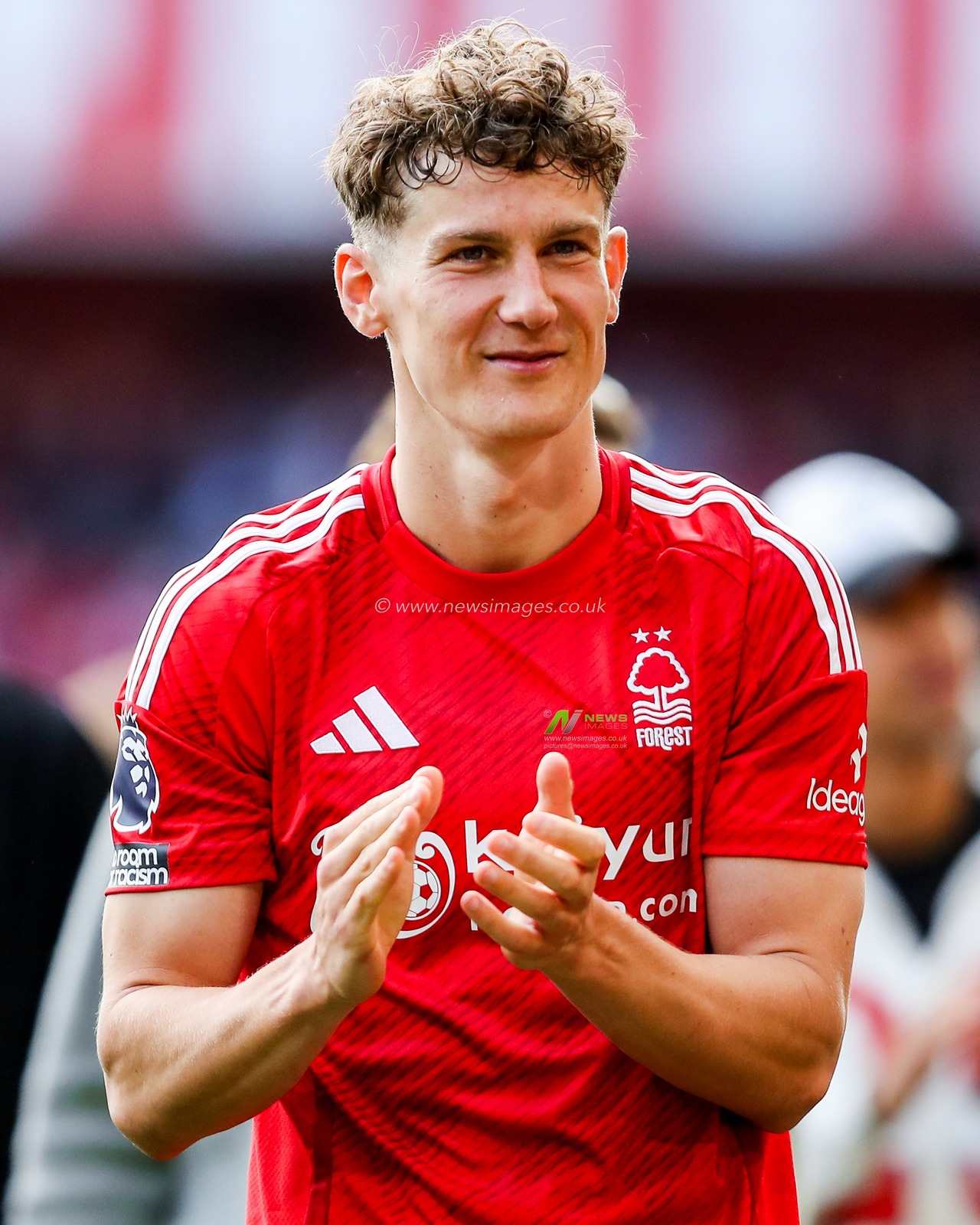 Nottingham Forest players and staff acknowledge the fans following the Premier League match Nottingham Forest vs Chelsea at City Ground, Nottingham, United Kingdom, 25th May 2025

(Photo by Izzy Poles/News Images)