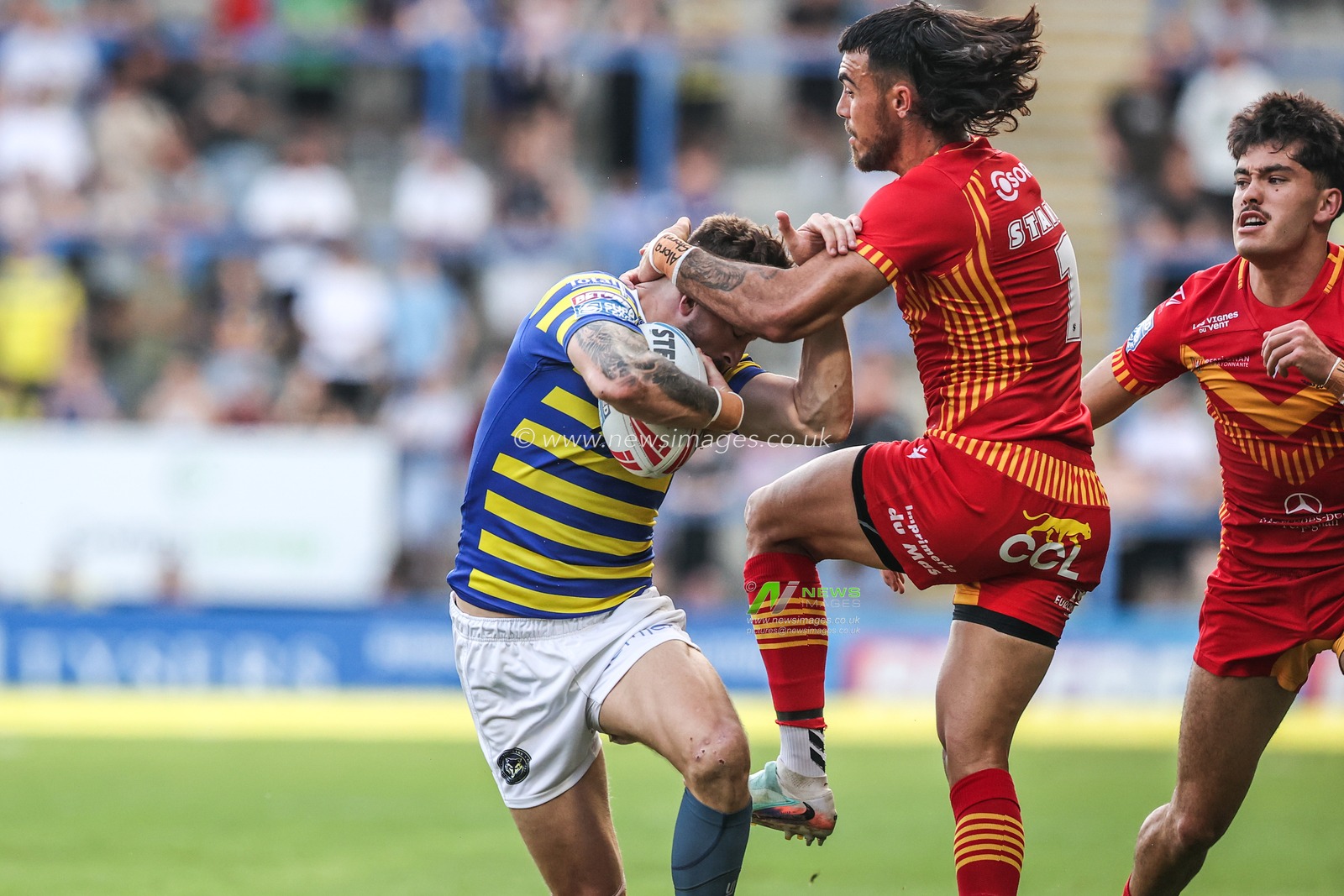 Matty Ashton of Warrington Wolves is tackled by Charlie Staines of Catalans Dragons during the Betfred Super League round 16 match Warrington Wolves vs Catalans Dragons at The Halliwell Jones Stadium, Warrington, United Kingdom on 25 June 2026

(Photo by Alfie Cosgrove/News Images)