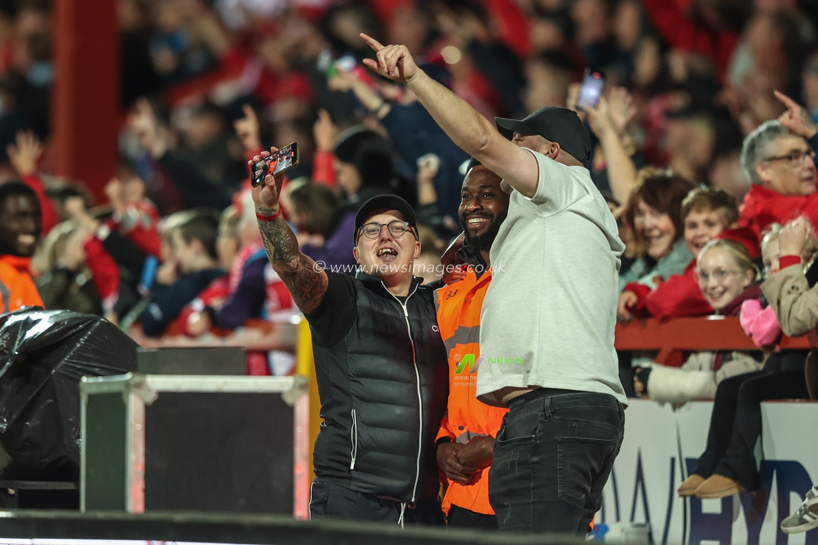 Hull KR fans celebrate winning 10-8 during the Betfred Super League Semi-Finals match Hull KR vs Warrington Wolves at Sewell Group Craven Park, Kingston upon Hull, United Kingdom, 4th October 2024

(Photo by Alfie Cosgrove/News Images)