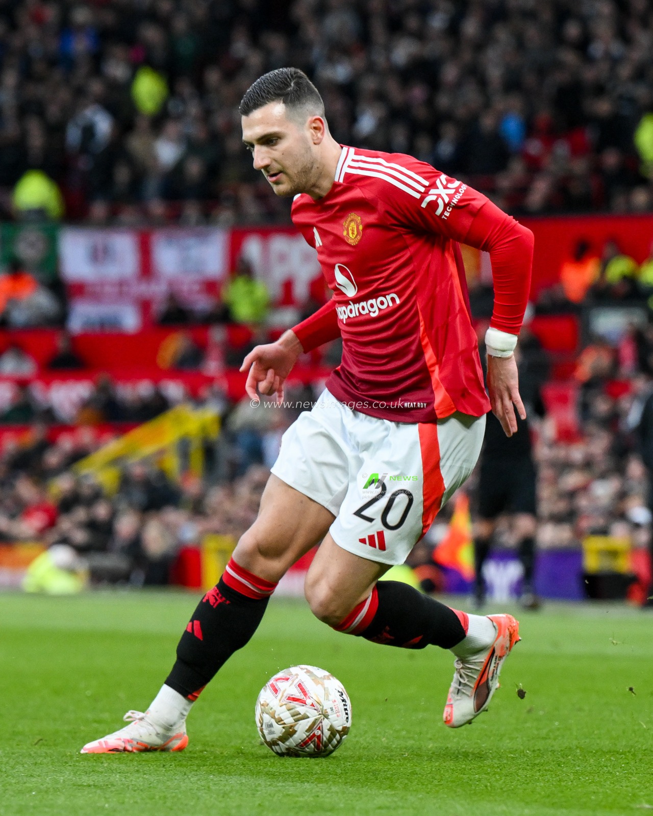 Diogo Dalot of Manchester United breaks with the ball during the Emirates FA Cup 5th Round match Manchester United vs Fulham at Old Trafford, Manchester, United Kingdom, 2nd March 2025

(Photo by Craig Thomas/News Images)