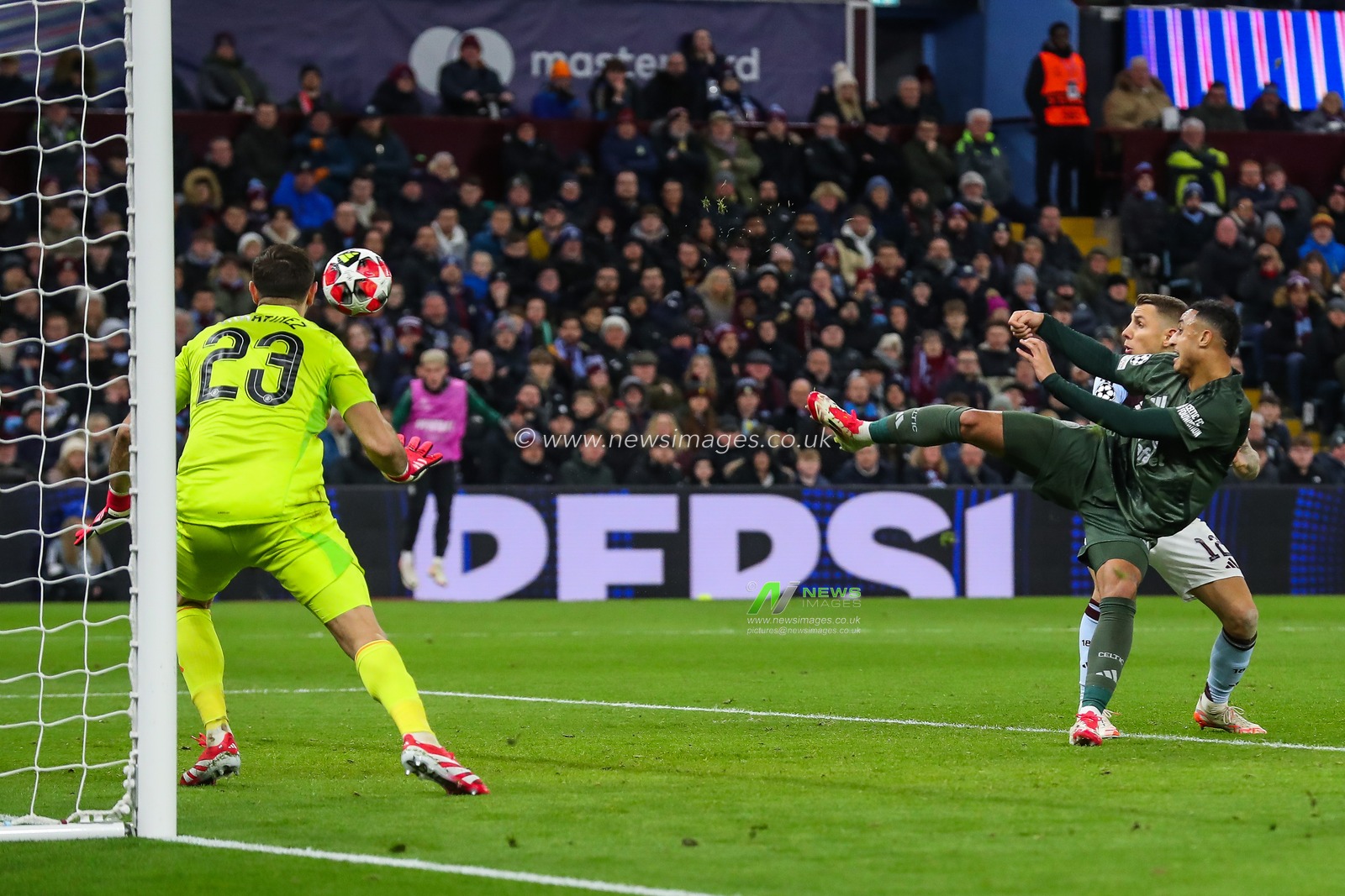 Adam Idah of Celtic scores to make it 2-1 during the UEFA Champions League Matchday 8 of 8 Aston Villa vs Celtic at Villa Park, Birmingham, United Kingdom, 29th January 2025

(Photo by Gareth Evans/News Images)