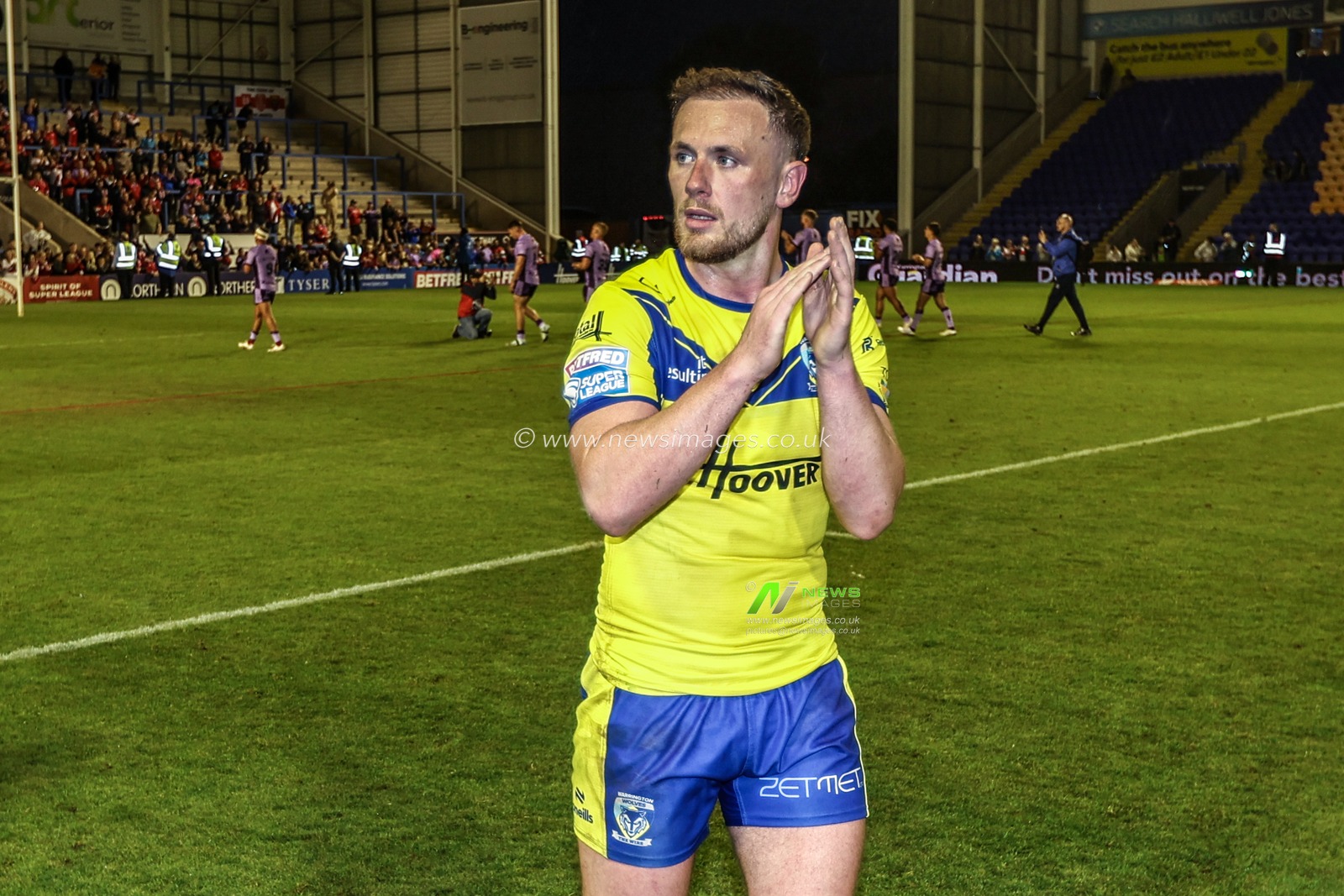 Ben Currie of Warrington Wolves applauds the fans after the game during the Betfred Super League Round 12 match Warrington Wolves vs Hull KR at Halliwell Jones Stadium, Warrington, United Kingdom, 23rd May 2025

(Photo by Alfie Cosgrove/News Images)