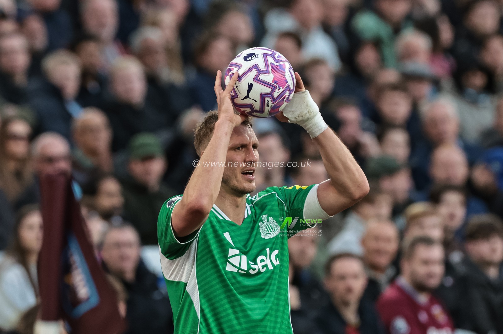Dan Burn of Newcastle Untied takes a throw-in during the Premier League match West Ham United vs Newcastle United at London Stadium, London, United Kingdom, 2nd November 2025

(Photo by Mark Cosgrove/News Images)

*** GER AUT SUI OUT ***