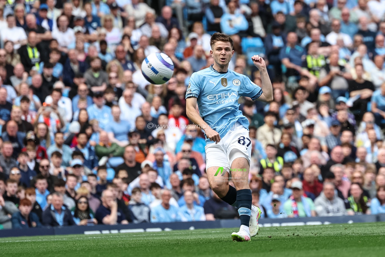 James McAtee of Manchester City shoots on goal during the Premier League match Manchester City vs Crystal Palace at Etihad Stadium, Manchester, United Kingdom, 12th April 2025

(Photo by Mark Cosgrove/News Images)
