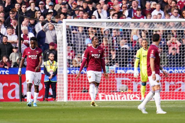 West Ham players after Leeds united make it 0-1 during the Emirates FA Cup Quarter-Final match West Ham United vs Leeds United at London Stadium, London, United Kingdom on 04 April 2026

(Photo by Harvey Murphy/News Images)