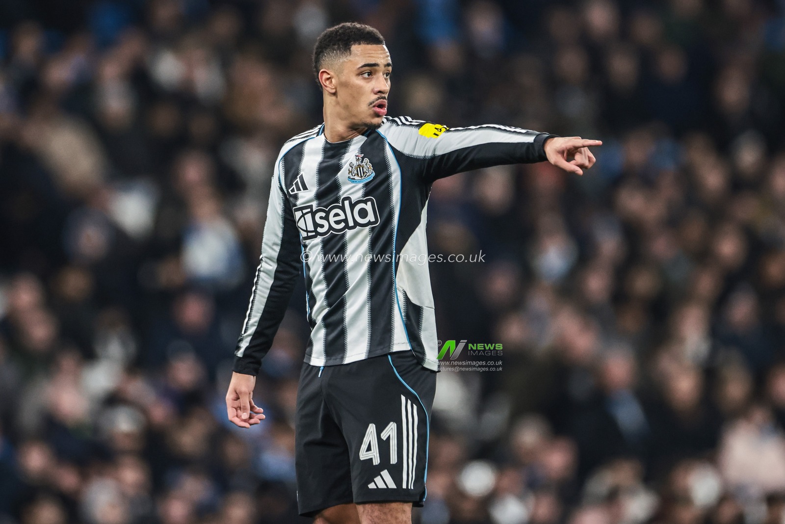 Jacob Ramsey of Newcastle United gives his team instructions during the Carabao Cup Semi-Final second leg match Manchester City vs Newcastle United at Etihad Stadium, Manchester, United Kingdom, 4th February 2026

(Photo by Mark Cosgrove/News Images)