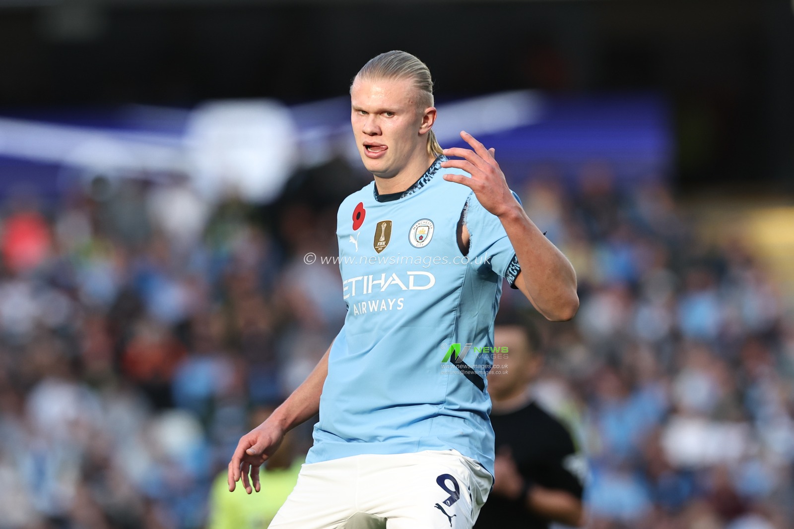 Erling Haaland of Manchester City with a ripped shirt during the Premier League match Manchester City vs Southampton at Etihad Stadium, Manchester, United Kingdom, 26th October 2024

(Photo by Mark Cosgrove/News Images)