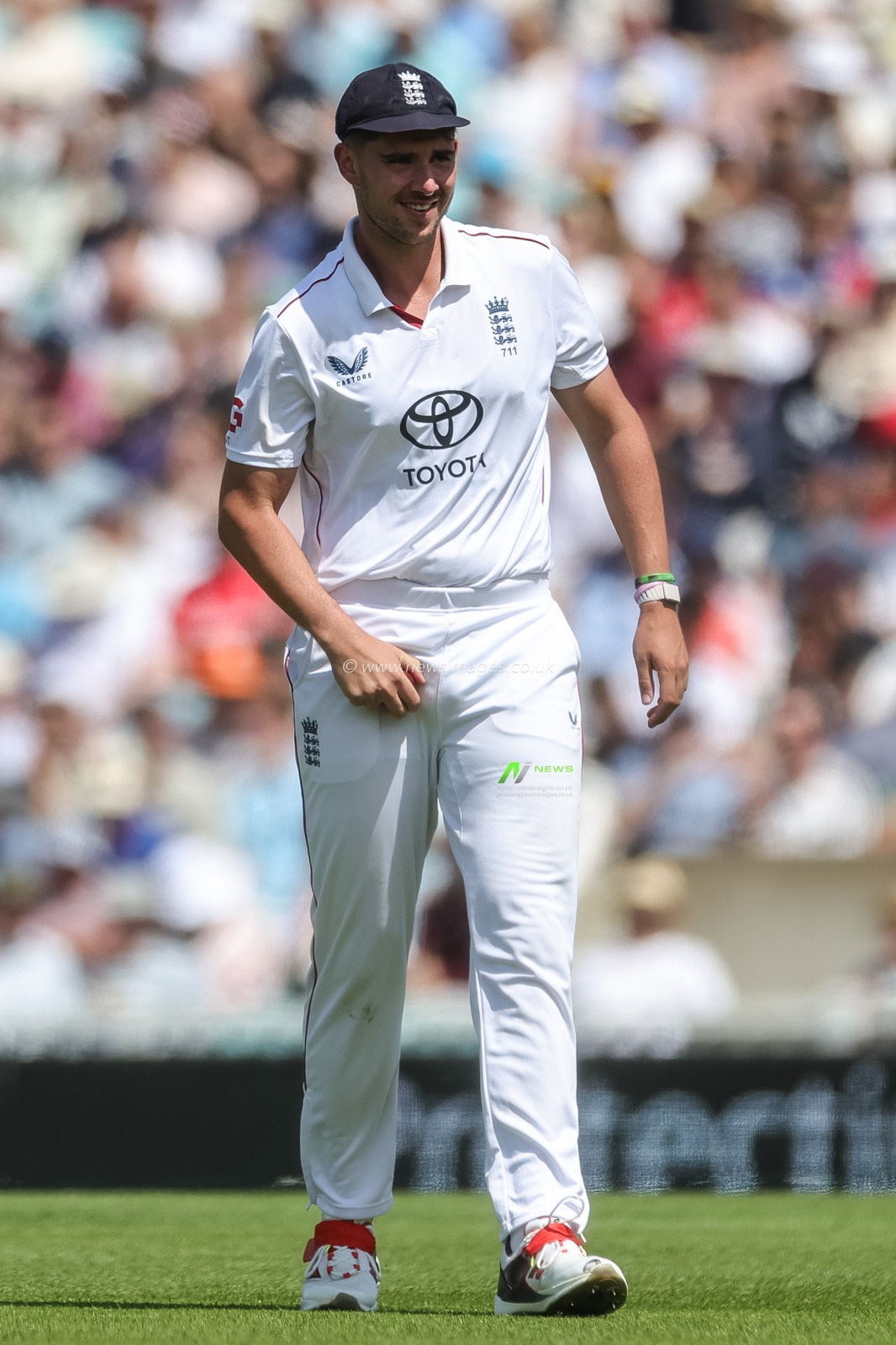 Josh Tongue of England polishes the ball during the 2nd Rothesay Test Match Day 2 match England vs New Zealand at The Kia Oval, London, United Kingdom on 18 June 2026

(Photo by Mark Cosgrove/News Images)