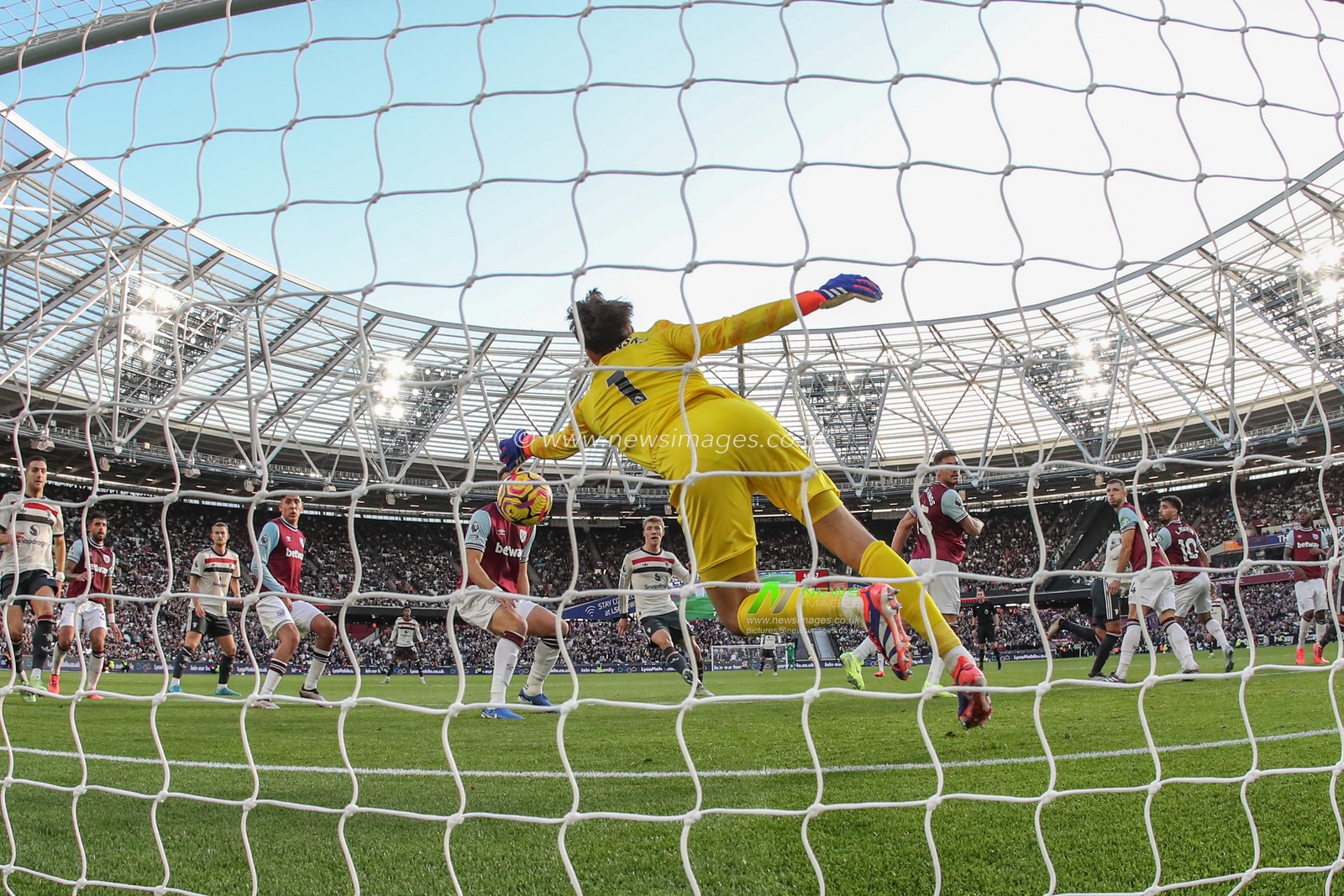 Åukasz FabiaÅ„ski of West Ham United makes a save from a shot from Casemiro of Manchester United during the Premier League match West Ham United vs Manchester United at London Stadium, London, United Kingdom, 27th October 2024

(Photo by Mark Cosgrove/News Images)