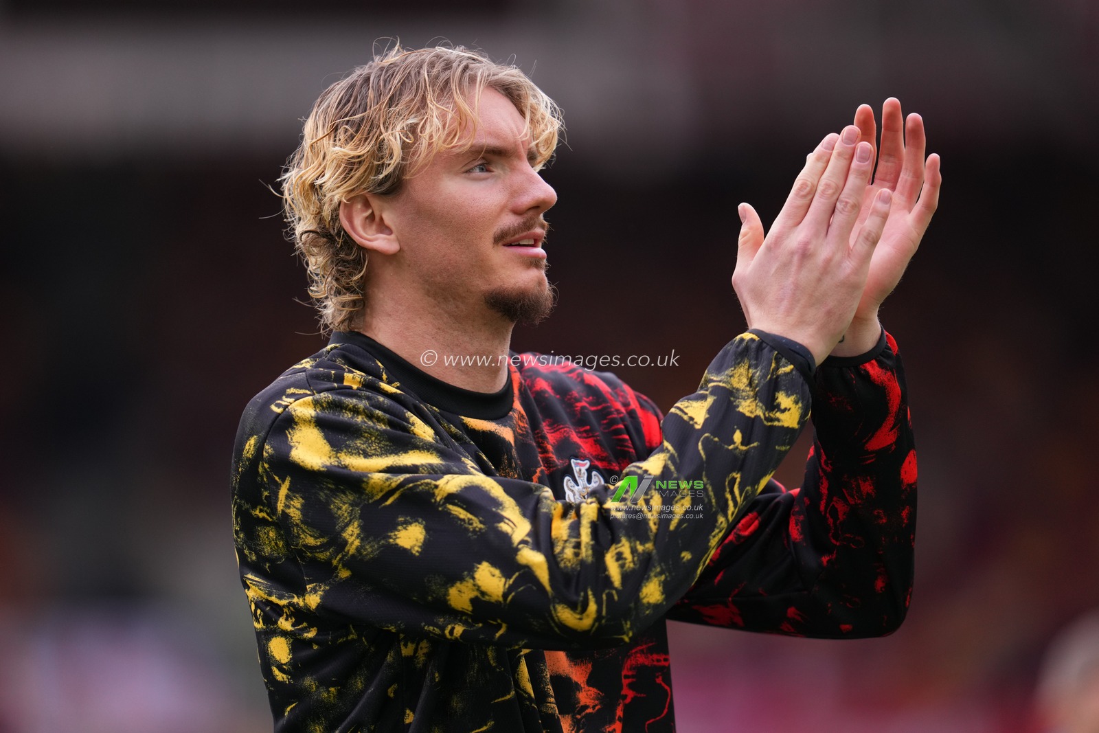 Nick Woltemade of Newcastle United warming up ahead of the Premier League match Brentford vs Newcastle United at The Gtech Community Stadium, London, United Kingdom, 9th November 2025

(Photo by Harvey Murphy/News Images)

*** GER AUT SUI OUT ***