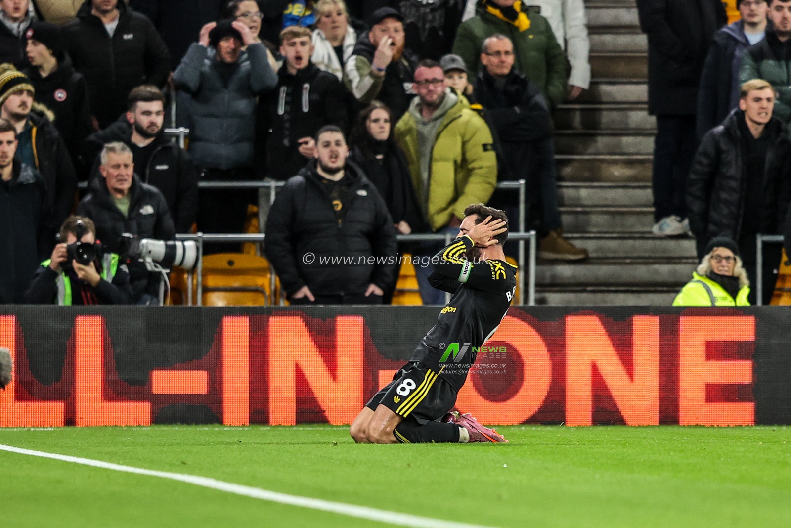 Bruno Fernandes of Manchester Untied celebrates his goal to make it 0-1 during the Premier League match Wolverhampton Wanderers vs Manchester United at Molineux, Wolverhampton, United Kingdom, 8th December 2025

(Photo by Alfie Cosgrove/News Images)

*** GER AUT SUI OUT ***