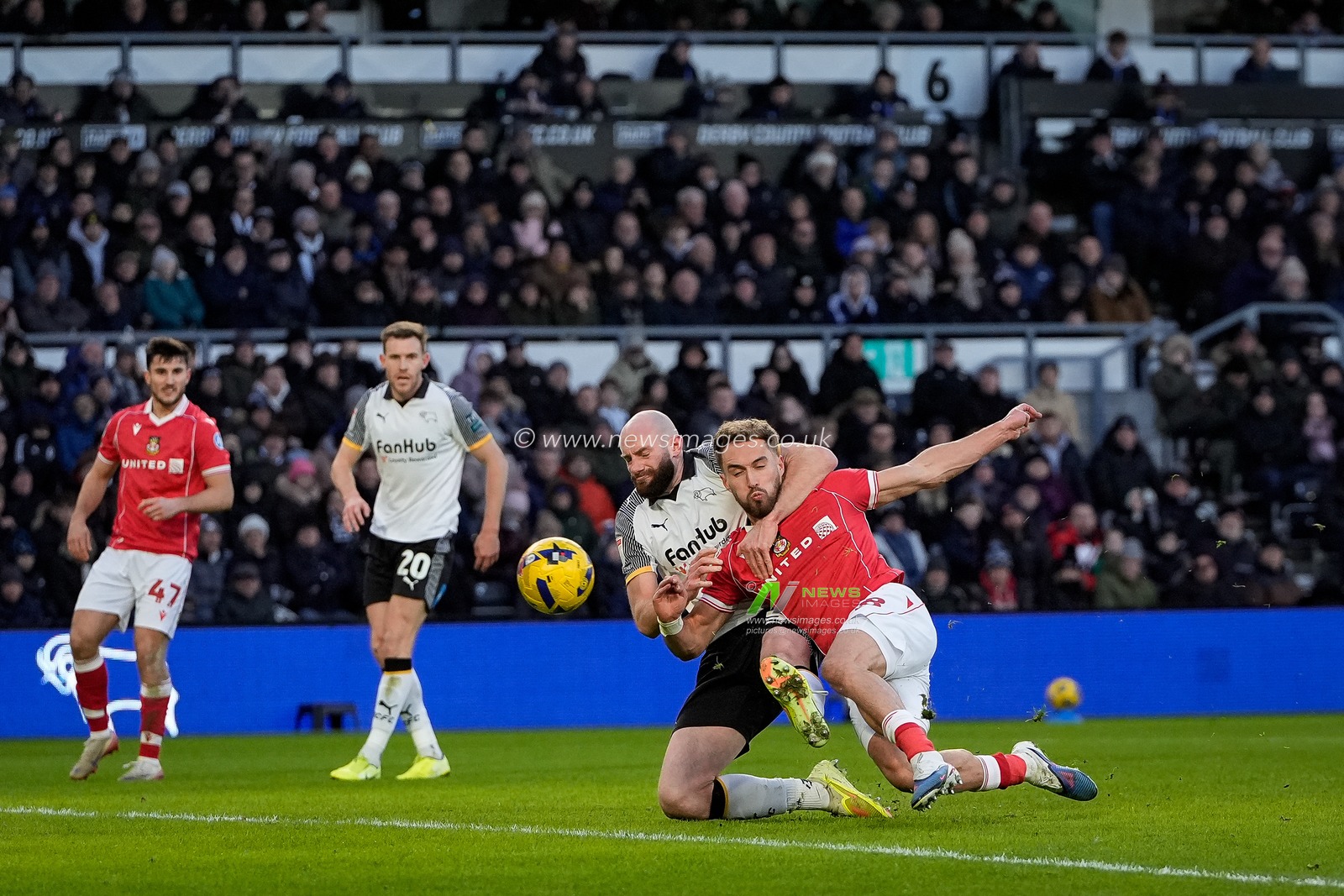 Sam Smith of Wrexham scores to make it 0-1 during the Sky Bet Championship match Derby County vs Wrexham at Pride Park Stadium, Derby, United Kingdom, 4th January 2026

(Photo by Maynard Manyowa/News Images)

*** GER AUT SUI OUT ***