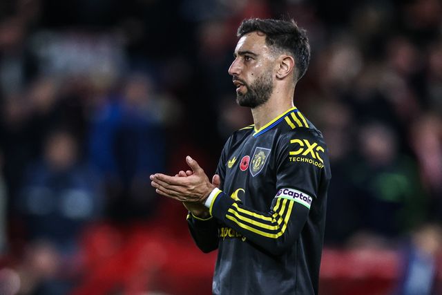Bruno Fernandes of Manchester United applauds the fans after the game during the Premier League match Nottingham Forest vs Manchester United at City Ground, Nottingham, United Kingdom, 1st November 2025

(Photo by Alfie Cosgrove/News Images)

*** GER AUT SUI OUT ***