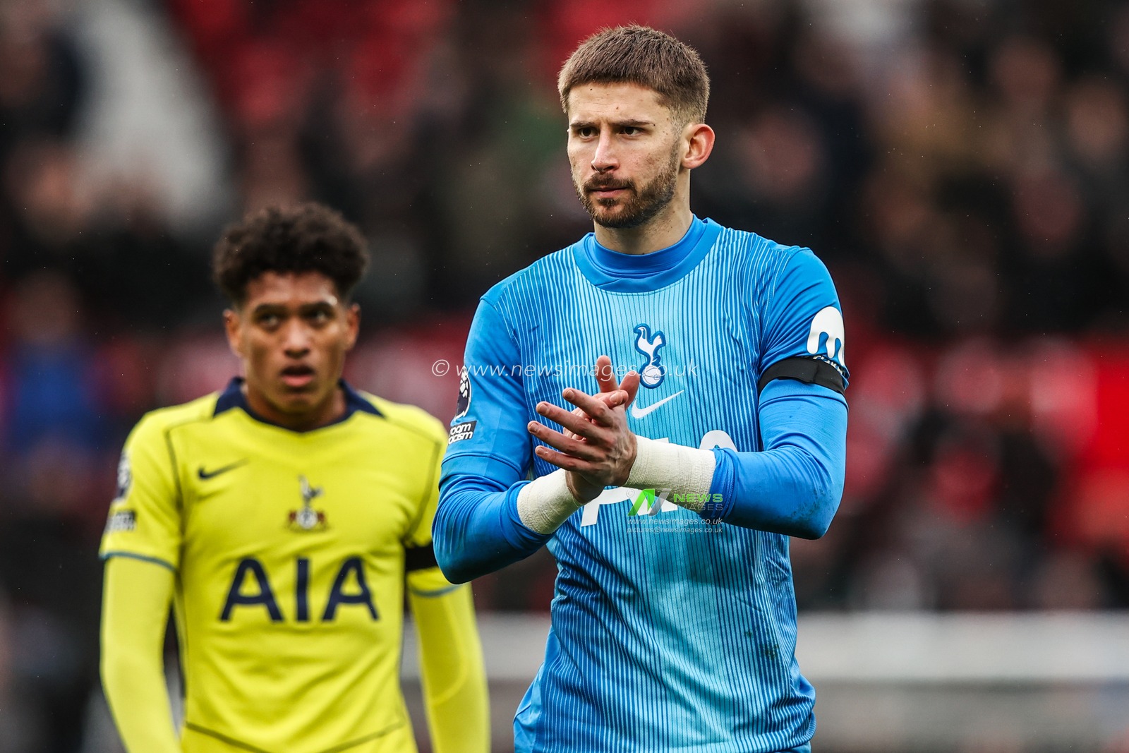 Tottenham Hotspur goalkeeper Guglielmo Vicario applauds the fans after the game during the Premier League match Manchester United vs Tottenham Hotspur at Old Trafford, Manchester, United Kingdom on 07 February 2026

(Photo by Alfie Cosgrove/News Images)