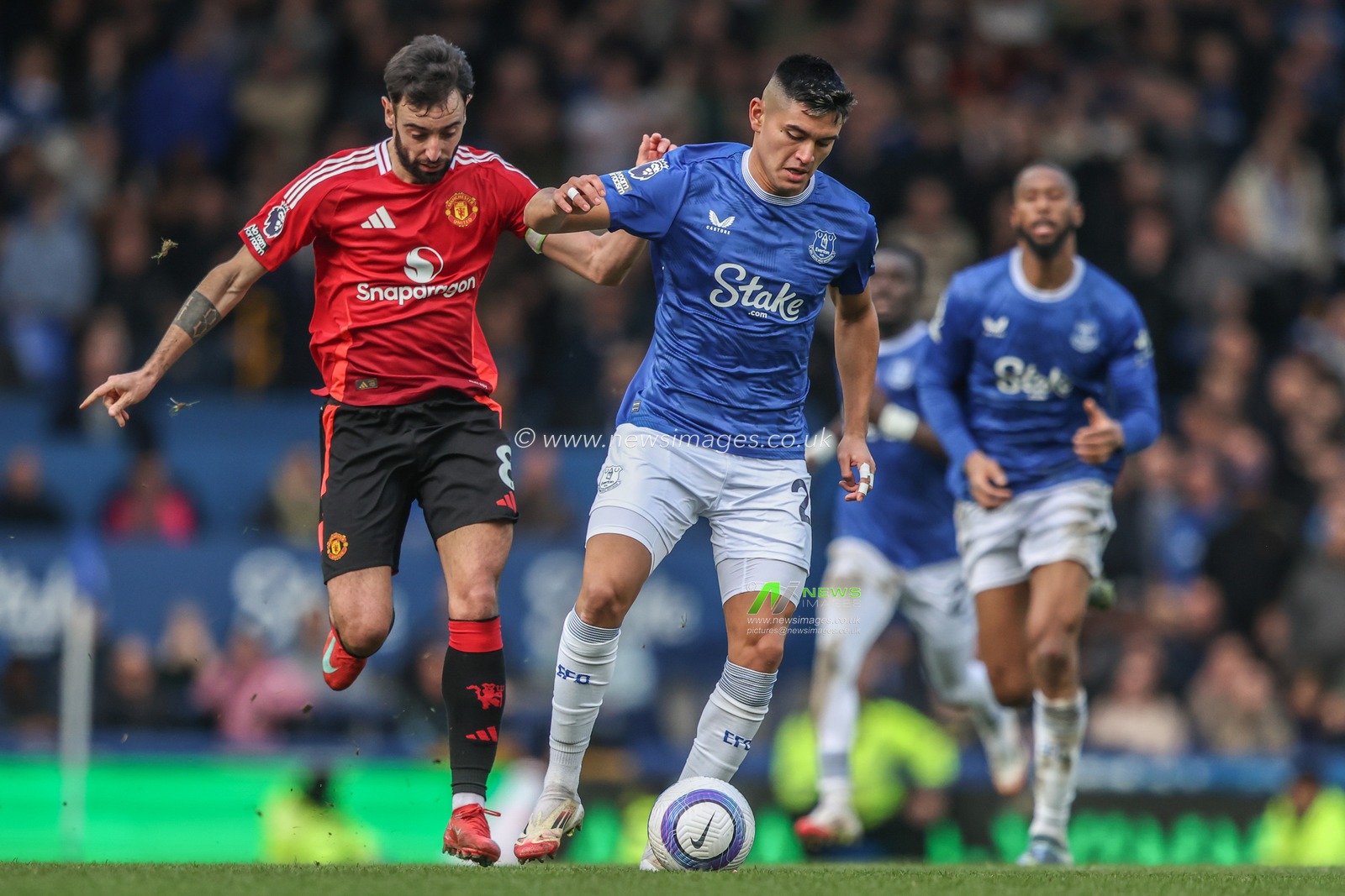 Carlos Alcaraz of Everton and Bruno Fernandes of Manchester United battle for the ball during the Premier League match Everton vs Manchester United at Goodison Park, Liverpool, United Kingdom, 22nd February 2025

(Photo by Alfie Cosgrove/News Images)