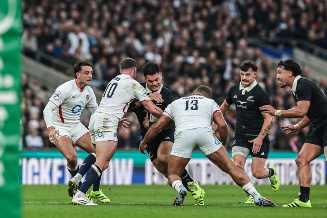 Quinn Tupaea of New Zealand is tackled by George ford of England and Ollie Lawrence of England during the Quilter Nations Series 2025 match England vs New Zealand at Allianz Stadium, Twickenham, United Kingdom, 15th November 2025

(Photo by Mark Cosgrove/News Images)

*** GER AUT SUI OUT ***