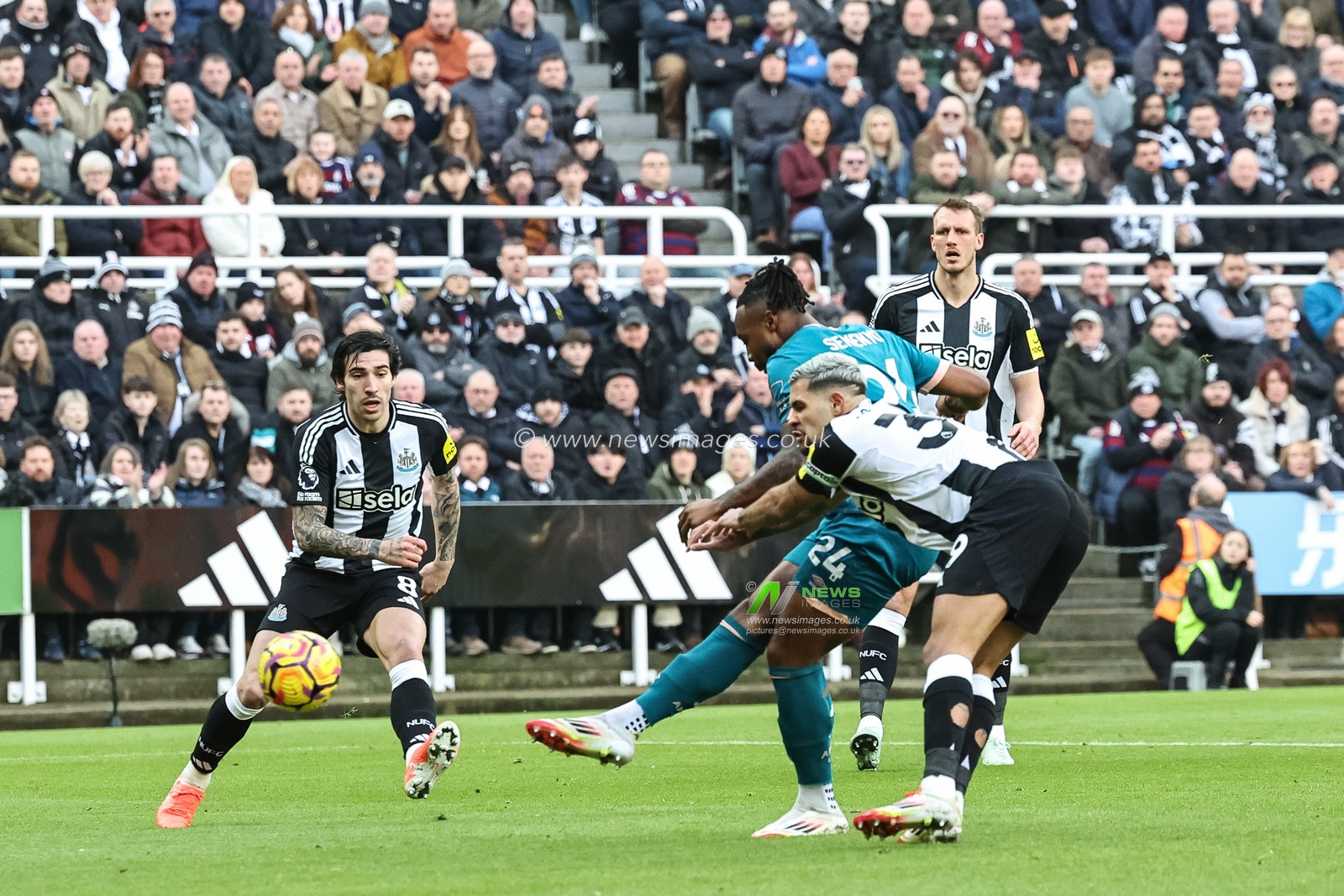 Antoine Semenyo of Bournemouth shoots on goal during the Premier League match Newcastle United vs Bournemouth at St. James's Park, Newcastle, United Kingdom, 18th January 2025

(Photo by Mark Cosgrove/News Images)