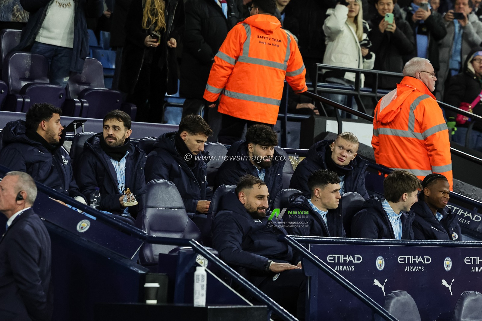Manchester City’s bench during the Carabao Cup Quarter Final match Manchester City vs Brentford at Etihad Stadium, Manchester, United Kingdom, 17th December 2025

(Photo by Mark Cosgrove/News Images)

*** GER AUT SUI OUT ***