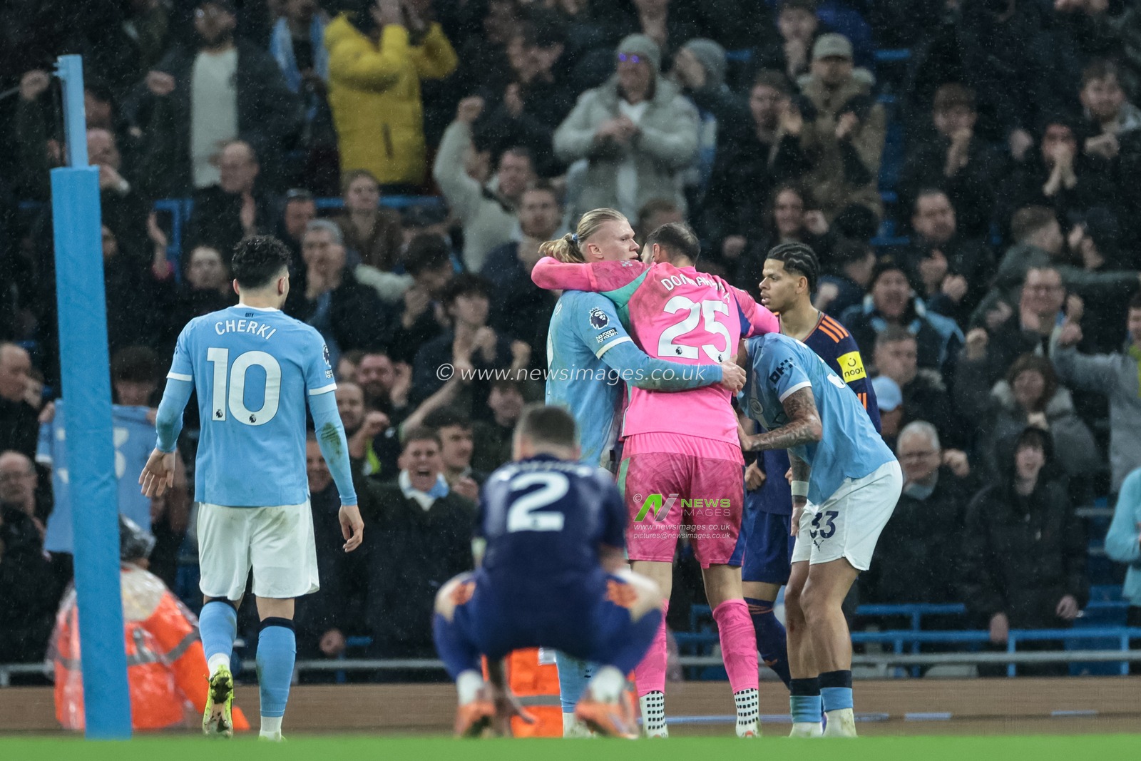 Erling Haaland of Manchester City and Manchester City goalkeeper Gianluigi Donnarumma celebrate their 2-1 win during the Premier League match Manchester City vs Newcastle Untied at Etihad Stadium, Manchester, United Kingdom on 21 February 2026

(Photo by Mark Cosgrove/News Images)