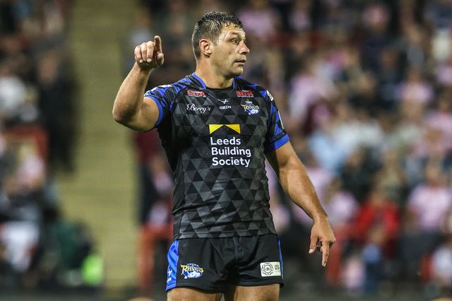 Ryan Hall of Leeds Rhinos gives team mates instructions during the Betfred Super League round 21 match Leigh Leopards vs Leeds Rhinos at Leigh Sports Village, Leigh, United Kingdom, 7th August 2025

(Photo by Alfie Cosgrove/News Images)