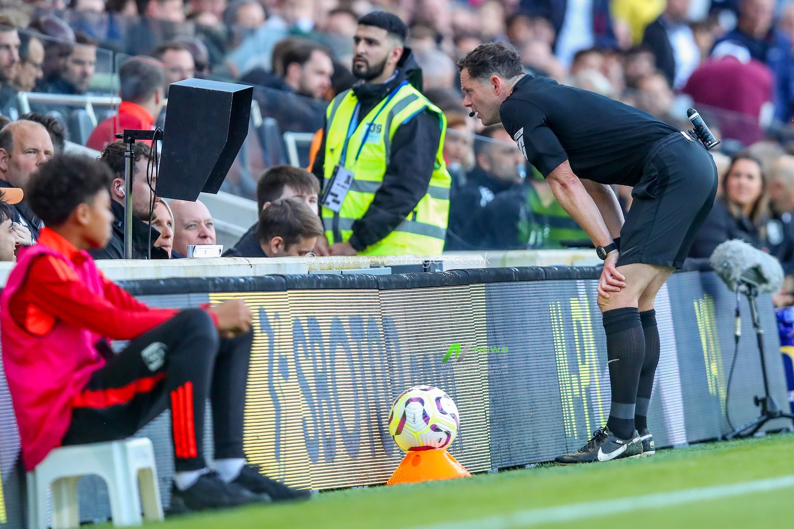 Referee Adrian Holmes checks VAR for handball during the Premier League match Fulham vs Aston Villa at Craven Cottage, London, United Kingdom, 19th October 2024

(Photo by Izzy Poles/News Images)