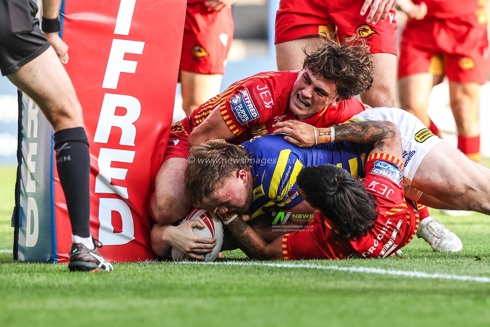 Luke Thomas of Warrington Wolves is just short of the try line during the Betfred Super League round 16 match Warrington Wolves vs Catalans Dragons at The Halliwell Jones Stadium, Warrington, United Kingdom on 25 June 2026

(Photo by Alfie Cosgrove/News Images)