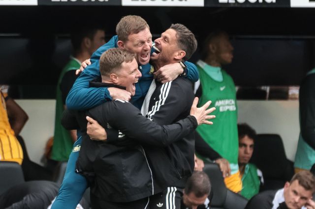 Eddie Howe manager of Newcastle United celebrates the goal of Harvey Barnes of Newcastle United with Jason Tindall Newcastle United first team coach during the Premier League match Newcastle Untied vs Brighton & Hove Albion at St. James's Park, Newcastle, United Kingdom on 02 May 2026

(Photo by Mark Cosgrove/News Images)