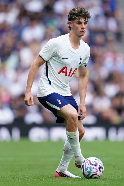 Archie Gray of Tottenham Hotspur with the ball during the pre-season friendly match Tottenham Hotspur vs Hoffenheim at Tottenham Hotspur Stadium, London, United Kingdom on 15 August 2026

(Photo by Harvey Murphy/News Images)