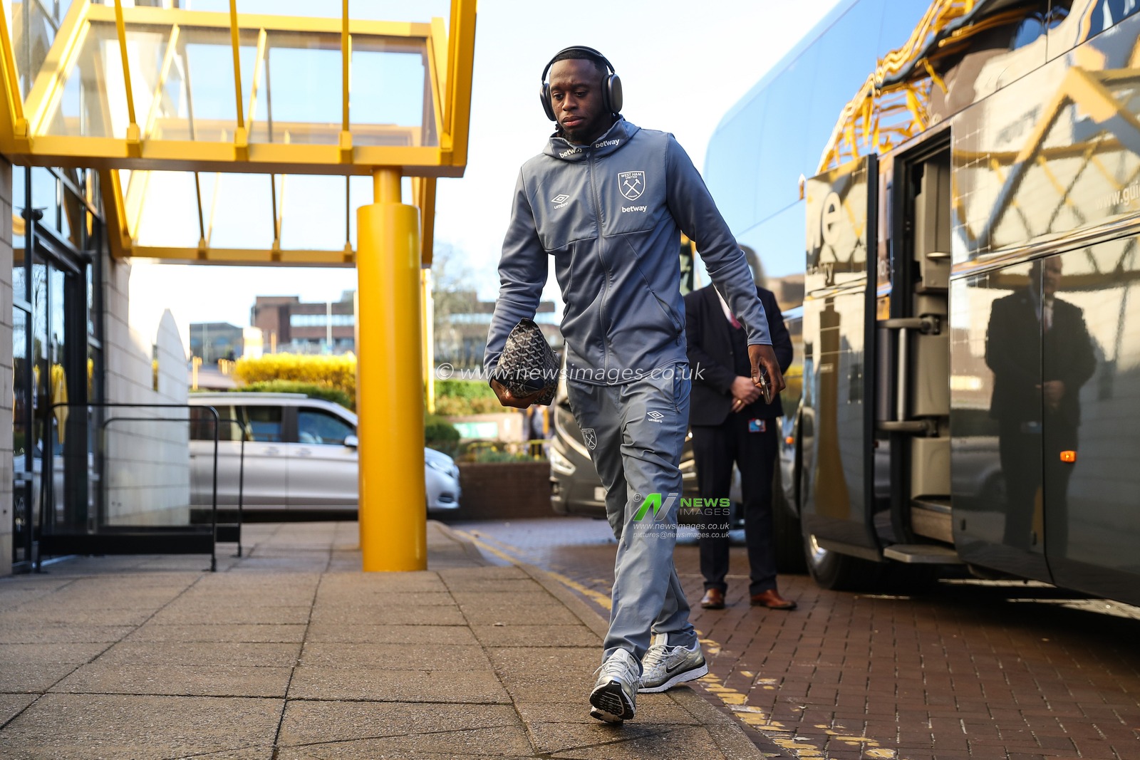 Aaron Wan-Bissaka of West Ham United arrives ahead of the Premier League match Wolverhampton Wanderers vs West Ham United at Molineux, Wolverhampton, United Kingdom, 1st April 2025

(Photo by Gareth Evans/News Images)