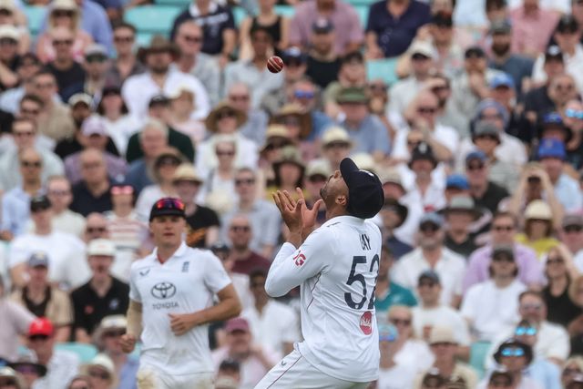 Emilio Gay of England catches out Nathan Smith of New Zealand during the 2nd Rothesay Test Match Day 4 match England vs New Zealand at The Kia Oval, London, United Kingdom on 20 June 2026

(Photo by Mark Cosgrove/News Images)