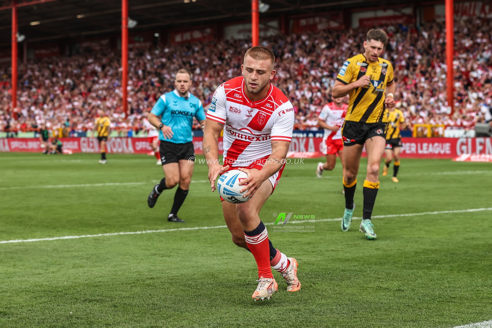 Mikey Lewis of Hull KR goes over for a try during the Betfred Super League round 21 match Hull KR vs Castleford Tigers at Sewell Group Craven Park, Kingston upon Hull, United Kingdom, 9th August 2025

(Photo by Alfie Cosgrove/News Images)