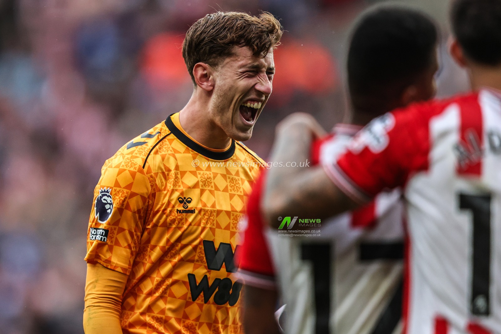 Robin Roefs of Sunderland celebrates the win during the Premier League match Sunderland vs Brentford at Stadium Of Light, Sunderland, United Kingdom, 30th August 2025

(Photo by Alfie Cosgrove/News Images)
