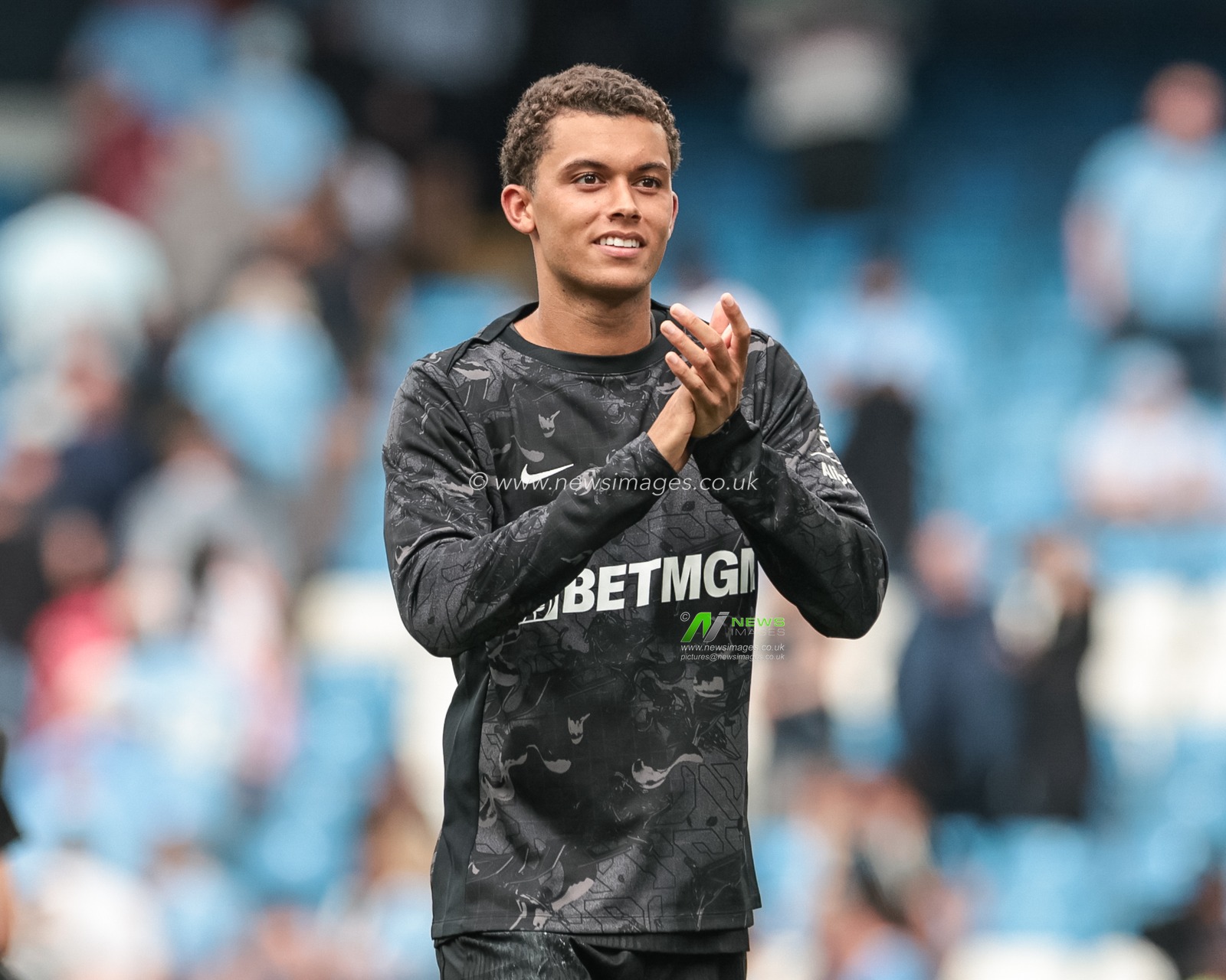 Brennan Johnson of Tottenham Hotspur applauds the fans after the final whistle during the Premier League match Manchester City vs Tottenham Hotspur at Etihad Stadium, Manchester, United Kingdom, 23rd August 2025

(Photo by Mark Cosgrove/News Images)