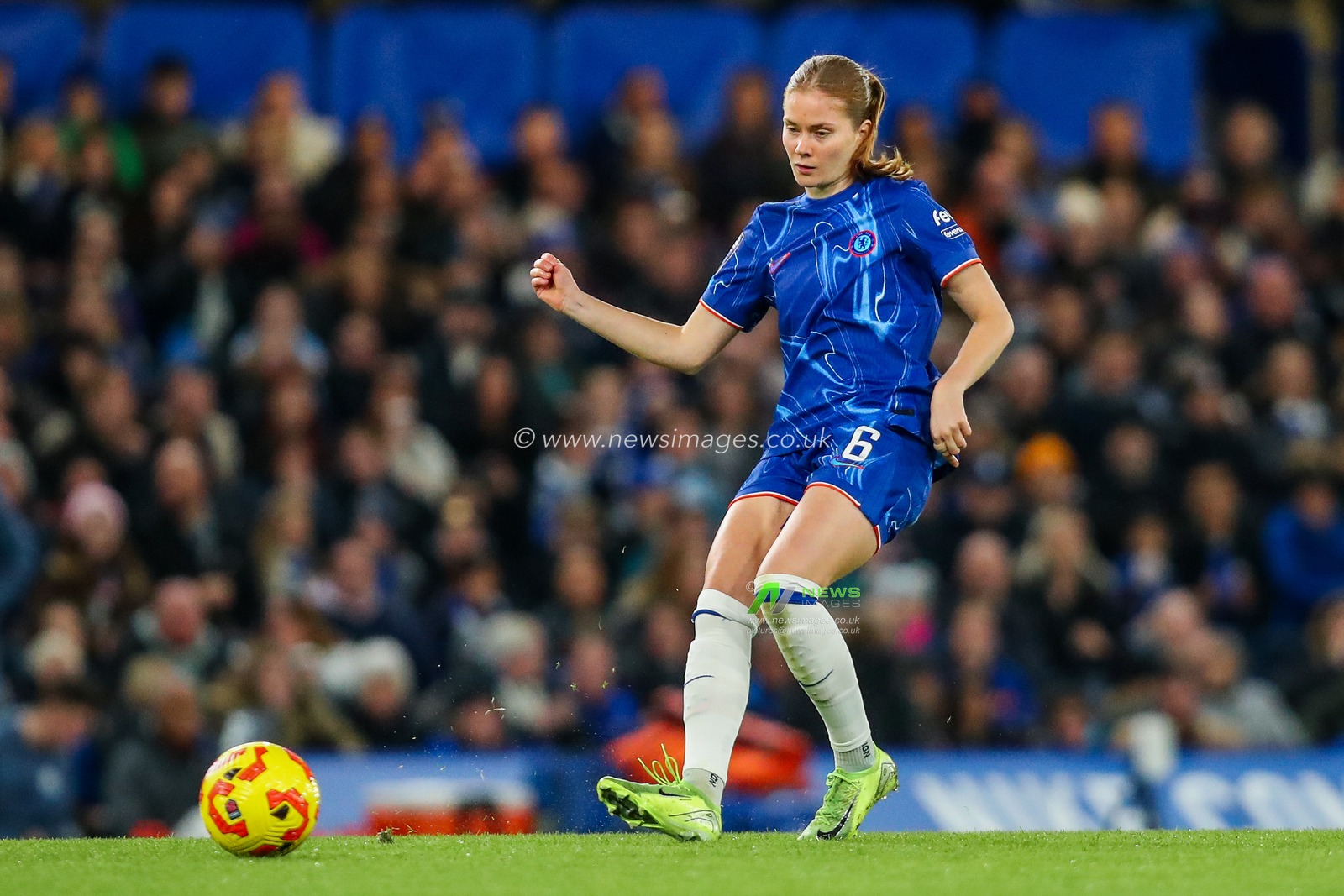 Sjoeke Nusken of Chelsea Women passes the ball during the Barclays Women's Super League match Chelsea FC Women vs Manchester City Women at Stamford Bridge, London, United Kingdom, 16th November 2024

(Photo by Izzy Poles/News Images)