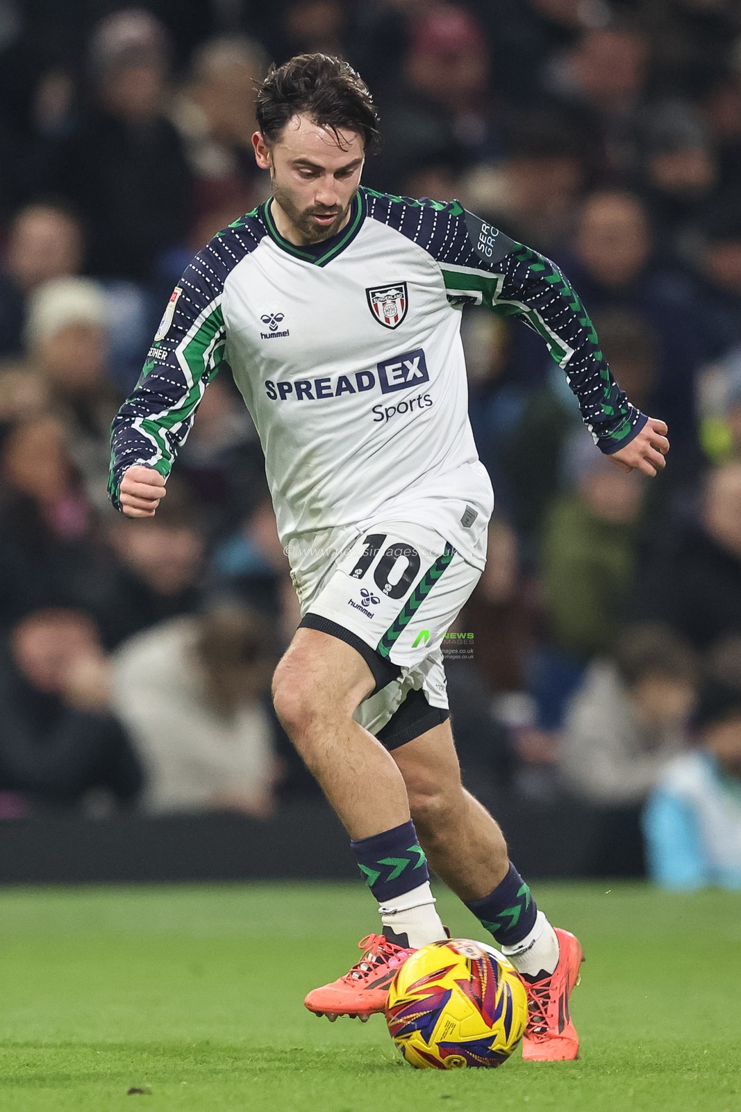 Patrick Roberts of Sunderland breaks with the ball during the Sky Bet Championship match Burnley vs Sunderland at Turf Moor, Burnley, United Kingdom, 17th January 2025

(Photo by Alfie Cosgrove/News Images)
