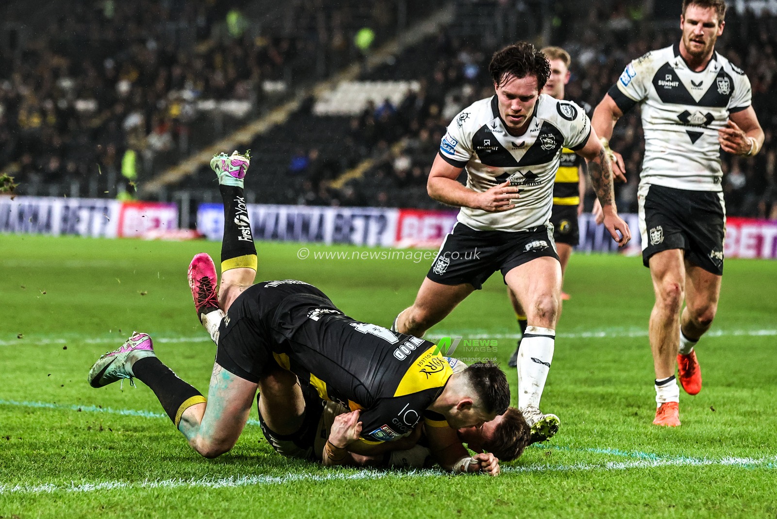 Sam Wood of York Knights attempts a try but is stopped by Davy Litten of Hull FC during the Betfred Super League match Hull FC vs York Knights at MKM Stadium, Hull, United Kingdom on 27 February 2026

(Photo by Alfie Cosgrove/News Images)