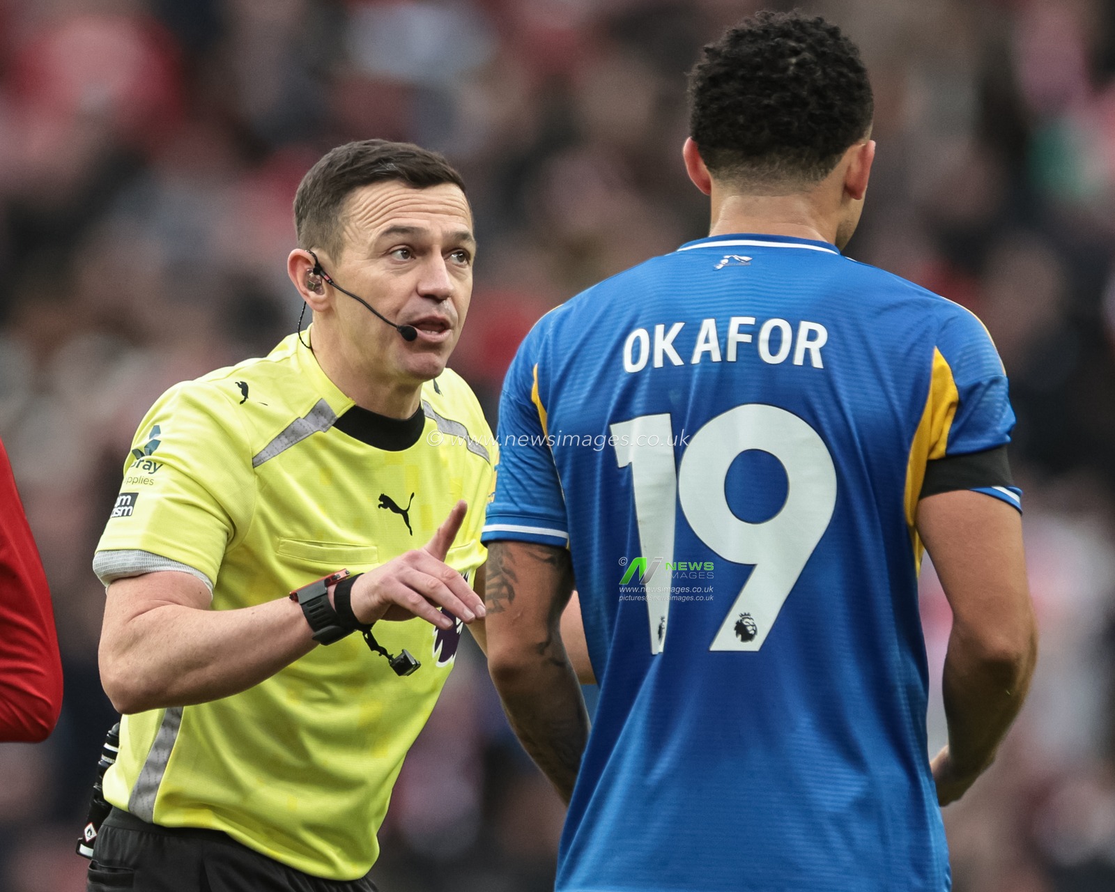 Referee Tony Harrington speaks to Noah Okafor of Leeds United during the Premier League match Sunderland vs Leeds United at Stadium Of Light, Sunderland, United Kingdom, 28th December 2025

(Photo by Alfie Cosgrove/News Images)

*** GER AUT SUI OUT ***