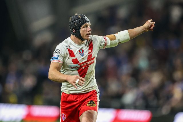 Jonny Lomax of St. Helens gives team mates instructions during the Betfred Super League play-off Eliminator 1 match Leeds Rhinos vs St Helens at Headingley Stadium, Leeds, United Kingdom, 27th September 2025

(Photo by Alfie Cosgrove/News Images)