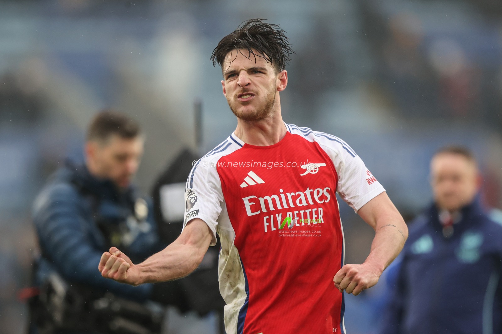 Declan Rice of Arsenal celebrates with the fans at the end of the game during the Premier League match Leicester City vs Arsenal at King Power Stadium, Leicester, United Kingdom, 15th February 2025

(Photo by Alfie Cosgrove/News Images)