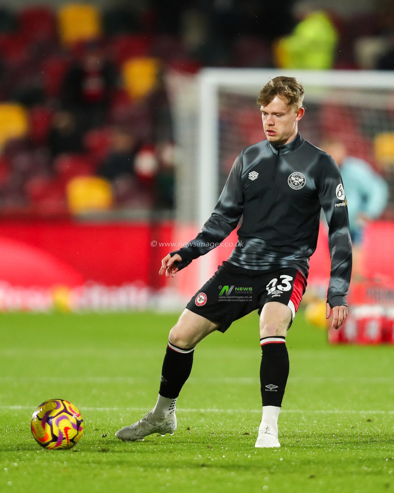 Keane Lewis-Potter of Brentford warms up prior to the Premier League match Brentford vs Arsenal at The Gtech Community Stadium, London, United Kingdom, 1st January 2025

(Photo by Izzy Poles/News Images)