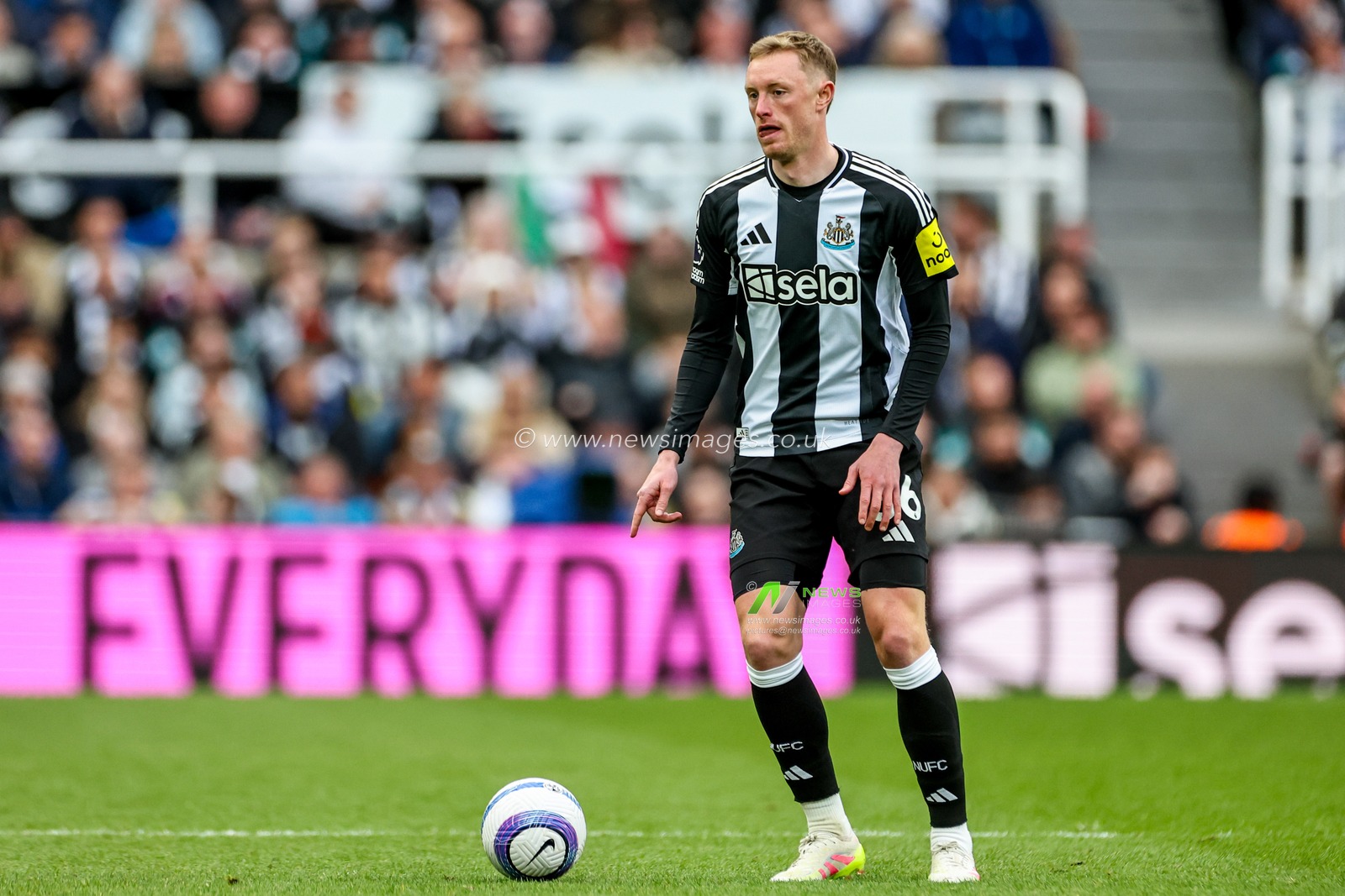 Sean Longstaff of Newcastle United runs with the ball during the Premier League match Newcastle United vs Manchester United at St. James's Park, Newcastle, United Kingdom, 13th April 2025

(Photo by Mark Cosgrove/News Images)