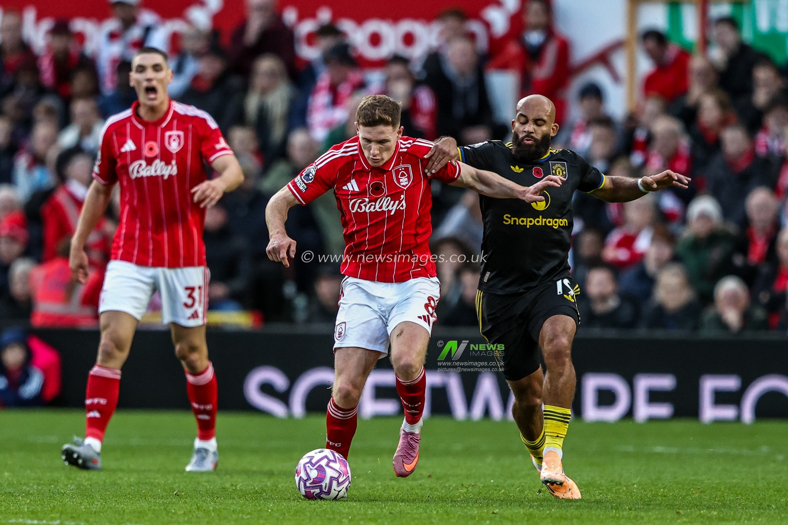 Elliot Anderson of Nottingham Forest and Bryan Mbeumo of Manchester United battle for the ball during the Premier League match Nottingham Forest vs Manchester United at City Ground, Nottingham, United Kingdom, 1st November 2025

(Photo by Alfie Cosgrove/News Images)

*** GER AUT SUI OUT ***