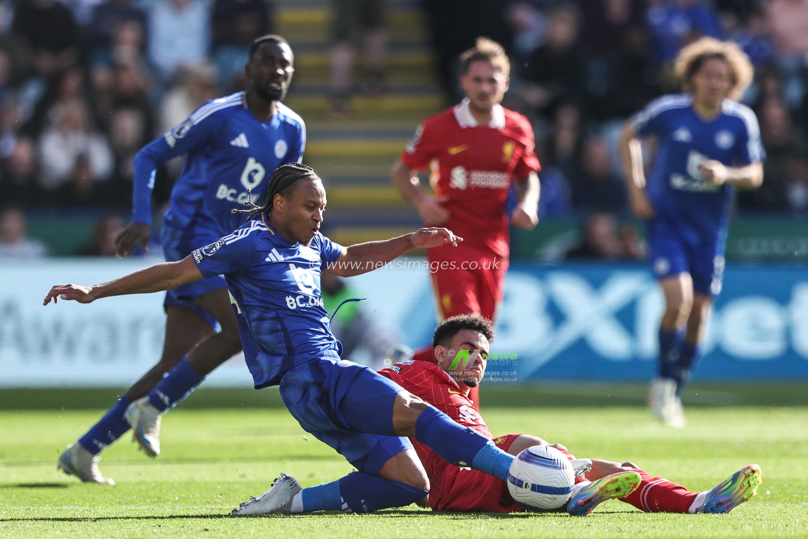 Bobby Decordova-Reid of Leicester City and Luis DÃ­az of Liverpool battle for the ball during the Premier League match Leicester City vs Liverpool at King Power Stadium, Leicester, United Kingdom, 20th April 2025

(Photo by Alfie Cosgrove/News Images)