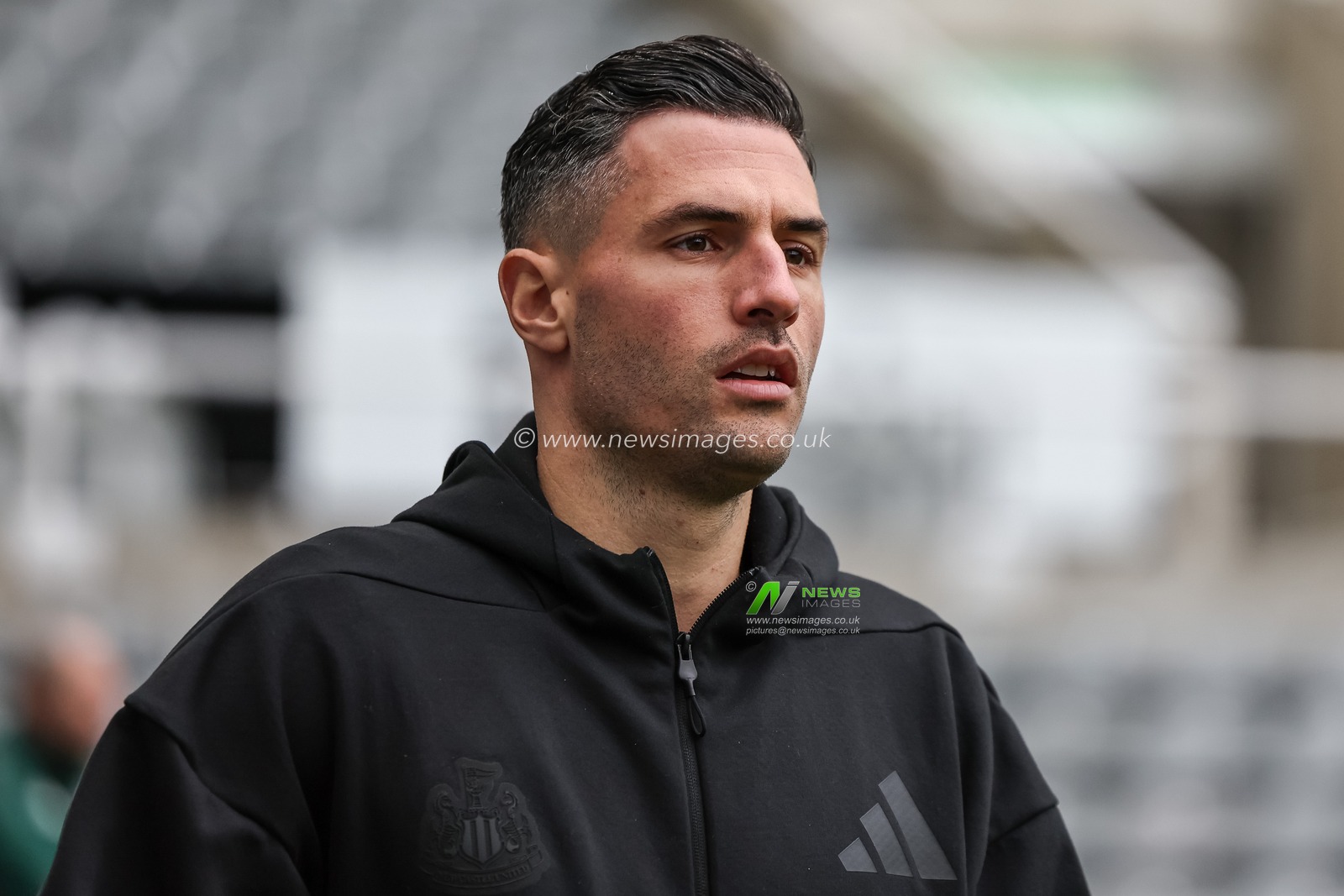 Fabian SchÃ¤r of Newcastle United arrives during the Premier League match Newcastle United vs Arsenal at St. James's Park, Newcastle, United Kingdom, 2nd November 2024

(Photo by Mark Cosgrove/News Images)