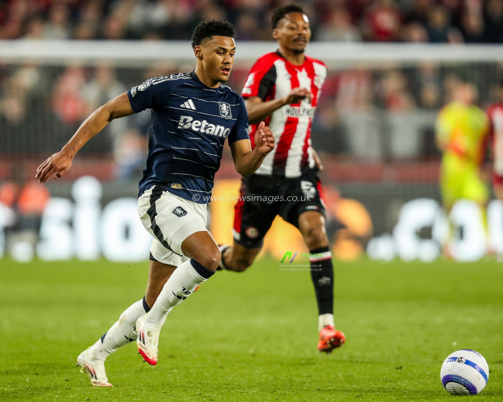 Ollie Watkins of Aston Villa breaks with the ball during the Premier League match Brentford vs Aston Villa at The Gtech Community Stadium, London, United Kingdom, 8th March 2025

(Photo by Izzy Poles/News Images)