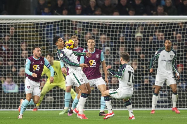 Jobe Bellingham of Sunderland controls the ball during the Sky Bet Championship match Burnley vs Sunderland at Turf Moor, Burnley, United Kingdom, 17th January 2025

(Photo by Alfie Cosgrove/News Images)