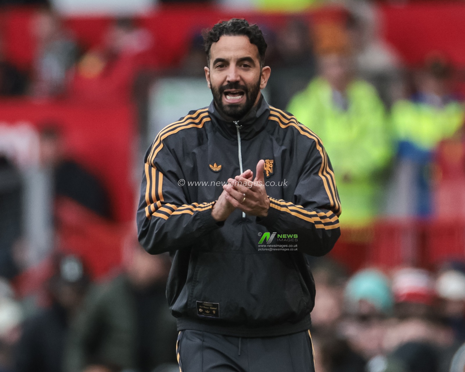 Ruben Amorim manager of Manchester United applauds his players during the Premier League match Manchester United vs Sunderland at Old Trafford, Manchester, United Kingdom, 4th October 2025

(Photo by Mark Cosgrove/News Images)