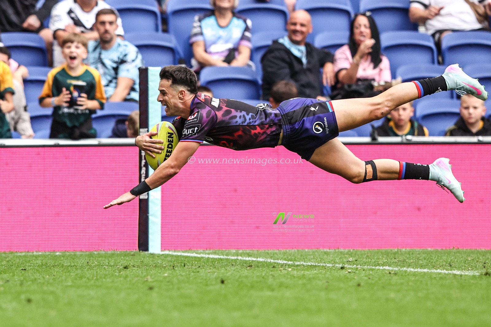 David Armstrong of Leigh Leopards goes over for a try during the Betfred Super League Magic Weekend match Leigh Leopards vs Warrington Wolves at Leigh Sports Village, Leigh, United Kingdom on 04 July 2026

(Photo by Alfie Cosgrove/News Images)