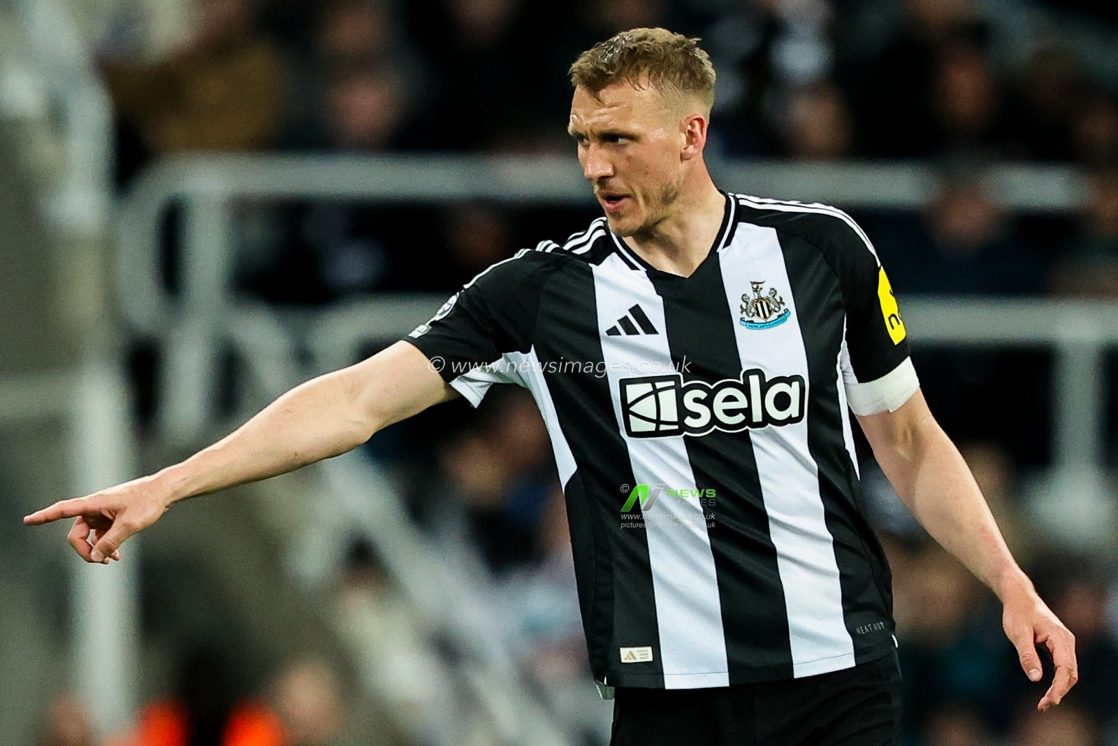 Dan Burn of Newcastle United gives the team instructions during the Premier League match Newcastle United vs Brentford at St. James's Park, Newcastle, United Kingdom, 2nd April 2025

(Photo by Alfie Cosgrove/News Images)